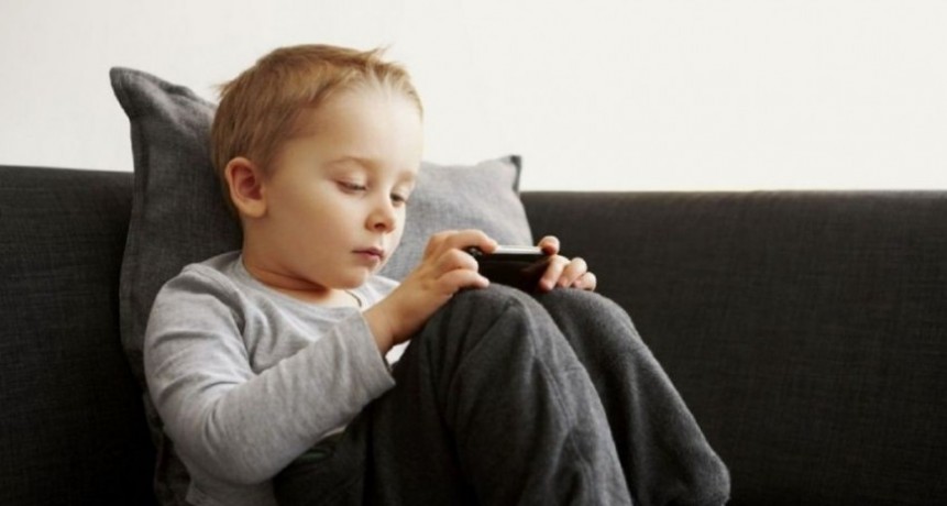 Los niños tienen retraso en el lenguaje por el celular