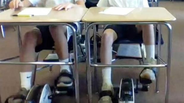 Una escuela puso pedales en los bancos para que los alumnos no se duerman en clase